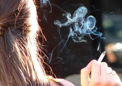 إقلاع النساء عن التدخين مبكرًا يخفف الهبات الساخنة خلال إنقطاع الطمث